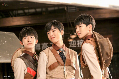 tfboys 170419TFBOYS_FanClub微博配图 士力架广告拍摄花絮图【我笑世道，几人能明了。】