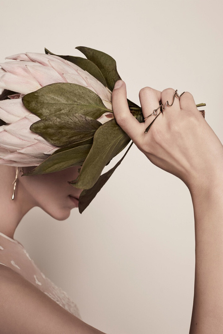著名黎巴嫩设计师品牌 Elie Saab（艾莉·萨博）释出2018春夏婚纱系列
