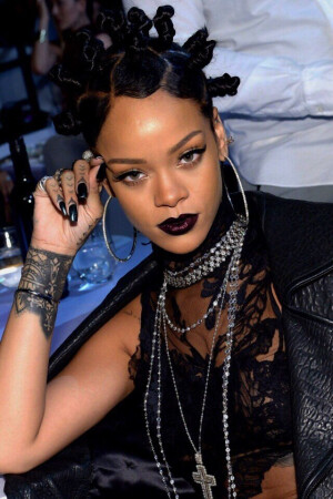 Rihanna † ®
☈