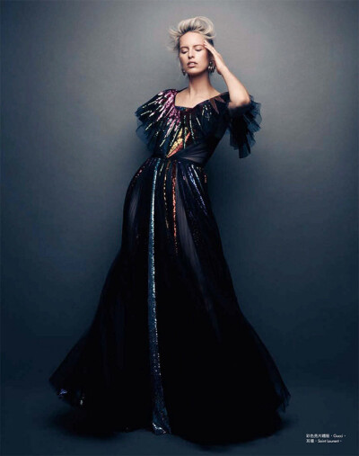 《Harper’s Bazaar》时尚杂志封面，超模 Karolina Kurkova演绎“卡式”独特魅力。