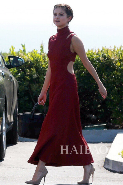 4月22日Selena Gomez身穿红色连身裙在洛杉矶参加好友婚礼。