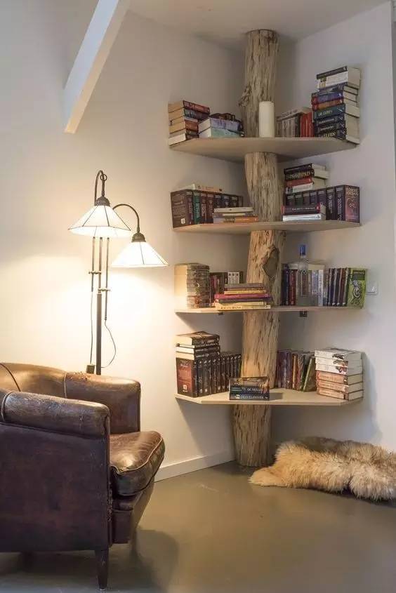 除了客厅，卧室墙角也可以整个具有温暖气息的木质书架，两盏落地灯，一个软软的小沙发，再来点音乐，让人忍不住想窝在这里看一天书。。。