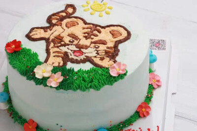 淡奶油手绘蛋糕。