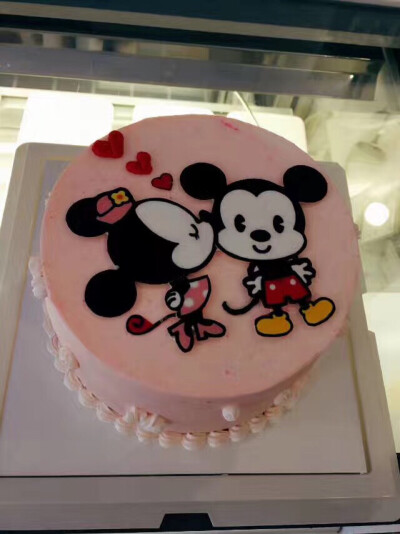 淡奶油手绘蛋糕。