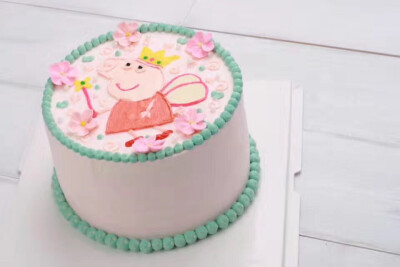 淡奶油手绘蛋糕。