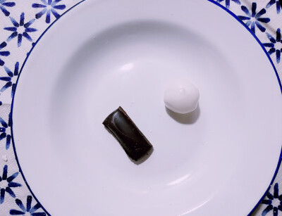 圆塘生活☞当糍粑遇上了巧克力☞表面煎的金黄酥脆之后，一口咬进去，是流动的巧克力酱！☞酒心巧克力的灵感^O^