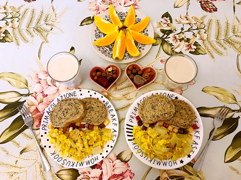 2017日4月26日早餐：芝麻裸麦面包配椰子油娃娃菜炒蛋+橙子+缤纷干果盘+伯爵茶拿铁☕️