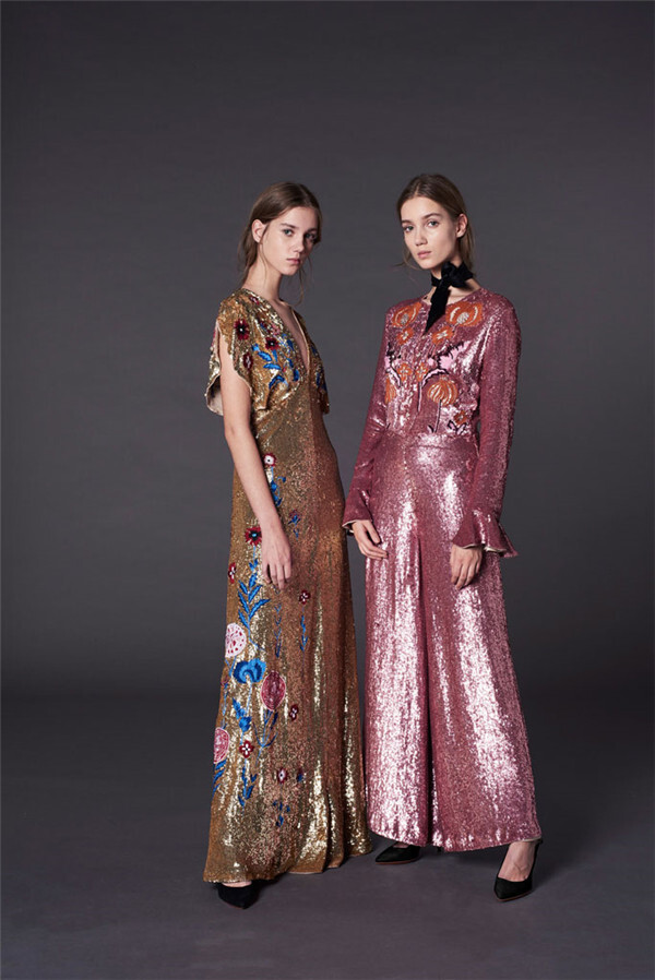 英国时尚品牌 Temperley London（坦波丽·伦敦）释出2017早秋系列LookBook。Temperley London是一个擅长于打造鸡尾酒裙装和舞会礼服的品牌，蕾丝、刺绣、珠子和亮片是惯用元素。爱丽丝-坦波丽(Alice Temperley) 是品牌的创始人和设计师。