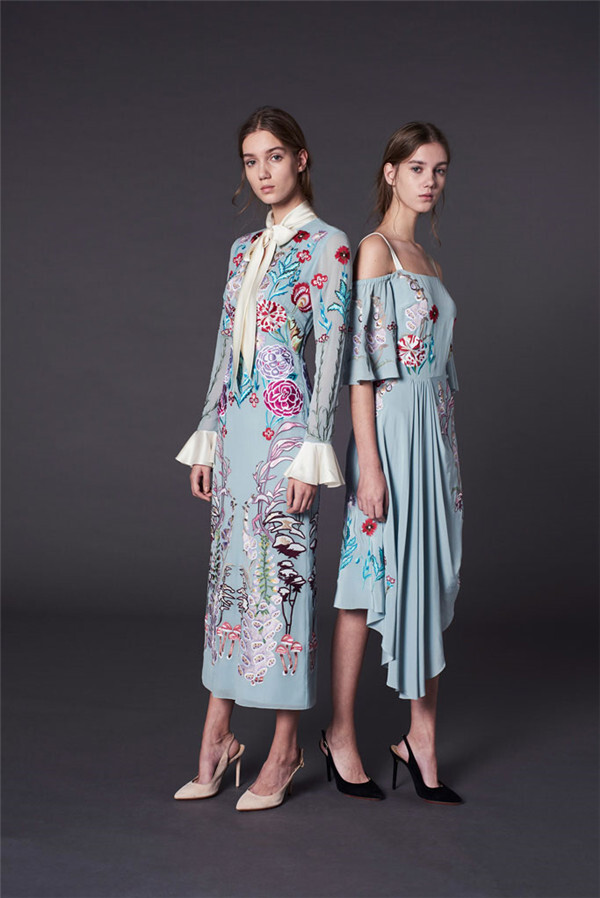 英国时尚品牌 Temperley London（坦波丽·伦敦）释出2017早秋系列LookBook。Temperley London是一个擅长于打造鸡尾酒裙装和舞会礼服的品牌，蕾丝、刺绣、珠子和亮片是惯用元素。爱丽丝-坦波丽(Alice Temperley) 是品牌的创始人和设计师。