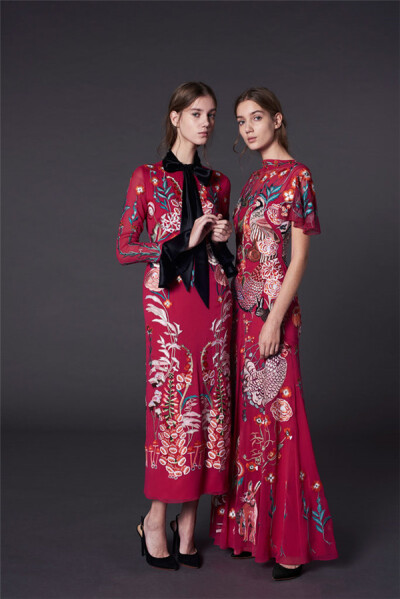 英国时尚品牌 Temperley London（坦波丽·伦敦）释出2017早秋系列LookBook。Temperley London是一个擅长于打造鸡尾酒裙装和舞会礼服的品牌，蕾丝、刺绣、珠子和亮片是惯用元素。爱丽丝-坦波丽(Alice Temperley) 是品…