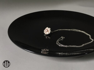 不用惊讶，这就是时光。  你善于不捨，我善于收藏。  地球耐心，转动正常。  我的宝盒也会自行调整温差和时差。  当我灰飞烟灭，  你会在別的盒子里，散发別种光芒。    