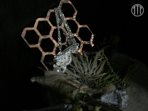 不用惊讶，这就是时光。  你善于不捨，我善于收藏。  地球耐心，转动正常。  我的宝盒也会自行调整温差和时差。  当我灰飞烟灭，  你会在別的盒子里，散发別种光芒。    