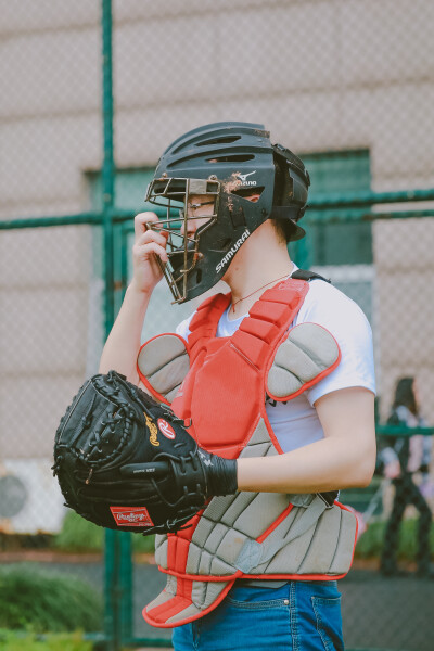 与棒球有关的青春
摄影：洪小漩
出镜：青叶棒球队
棒球项目在国内尚且算不上普及，距离盛行更是还有很长的路要走。
正因为如此，对于杭州首支业余棒球队——“青叶”这样一支自发性不盈利的球队，队友们聚集在一起，…