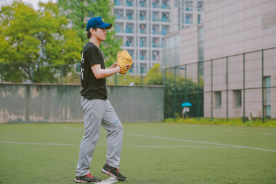 与棒球有关的青春
摄影：洪小漩
出镜：青叶棒球队
棒球项目在国内尚且算不上普及，距离盛行更是还有很长的路要走。
正因为如此，对于杭州首支业余棒球队——“青叶”这样一支自发性不盈利的球队，队友们聚集在一起，…