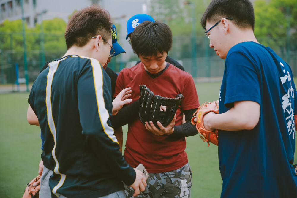 与棒球有关的青春
摄影：洪小漩
出镜：青叶棒球队
棒球项目在国内尚且算不上普及，距离盛行更是还有很长的路要走。
正因为如此，对于杭州首支业余棒球队——“青叶”这样一支自发性不盈利的球队，队友们聚集在一起，单纯因为热爱而坚持，就显得难能可贵。
青叶棒球队成立于2010年。之所以取名青叶，是因为大家都喜欢喜欢日本漫画大师安达充的《四叶游戏》（棒球主题动漫），就用动漫里女主角的名字“青叶”作为棒球队队名，为此，还专门还设计了四叶草形状的队徽。
采访当日，天空阴云密布，微凉的春风中偶尔还会飘洒几丝细雨。这样的天气，对于户外运动来说，难免有些不便。但是青叶棒球队依然聚集到舟山东路一所高校的小足球场，展开户外的常规训练。这个小足球场是由队伍出面找到校方租赁的训练场地。大家就是在这里练习进攻与守备。
“适合棒球运动的场地不好找，杭城能去的大学我们之前都去遍了。有时候大家兴致勃勃带上装备聚集到约定地点，却总会因为现场各种状况迫使训练搁浅，最终不得不败兴而归。为了保障球队的训练和提升，相对稳定的场地就显得尤为重要。”青叶的行政负责人马辰超告诉记者，相比曾经队友们常常背着装备跨越整个杭城，各处“打游击”的