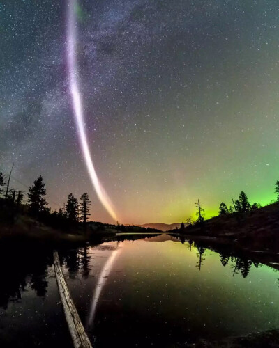 一群极光爱好者拍摄到天空出现一道强烈紫色光束，把照片放上facebook之后被加拿大科学家留意到，研究后确认这是一种崭新的大气现象，并非北极光。fb上的民间北极光爱好者团体把这种紫光叫做“史蒂夫”(Steve)，还将…