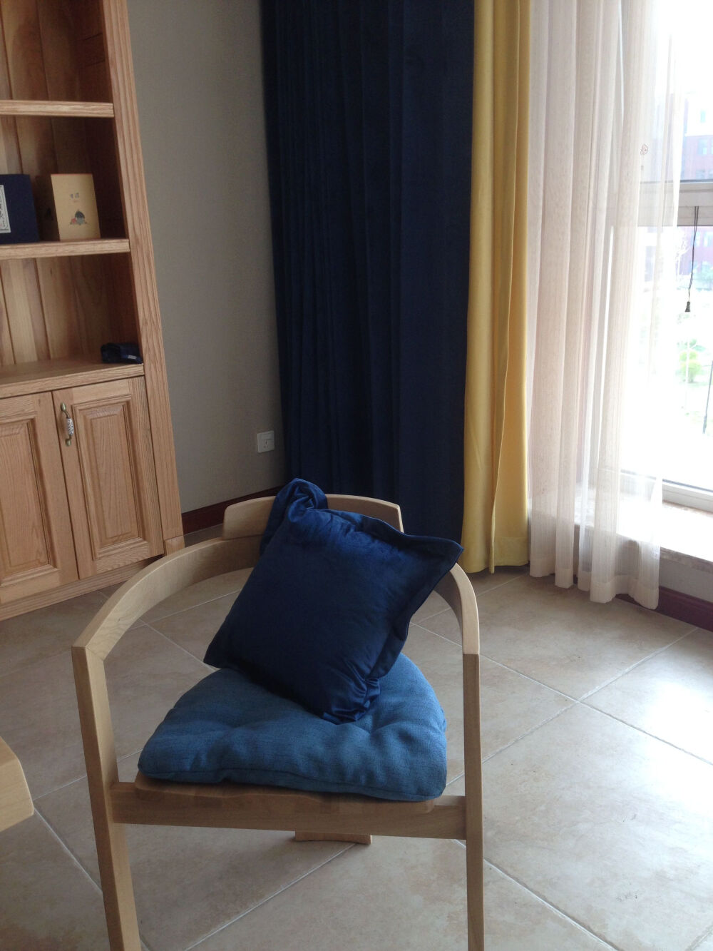 4.11，我们定的椅垫、靠垫送过来了。当时设计师说，客厅要有一些相同颜色的元素和蓝色窗帘相呼应。等铺好了再拍拍效果。
