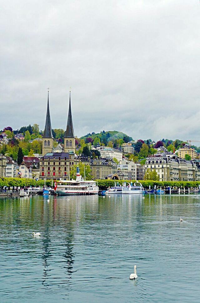 卢塞恩
是瑞士最美丽、最理想的旅游城市。卢塞恩(Luzern)也被译作琉森，是卢塞恩州的首府，位于瑞士中南部，阿尔卑斯山脉北麓，琉森湖北岸，市区人口7万多人，城市依山傍水，美不胜收。