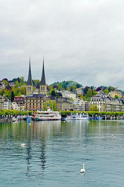 盧塞恩
是瑞士最美麗、最理想的旅游城市。盧塞恩(Luzern)也被譯作琉森，是盧塞恩州的首府，位于瑞士中南部，阿爾卑斯山脈北麓，琉森湖北岸，市區(qū)人口7萬(wàn)多人，城市依山傍水，美不勝收。