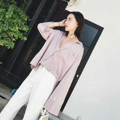 粉色雪纺衫+白色阔腿裤