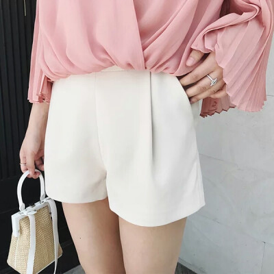 粉色雪纺衫+白色短裤