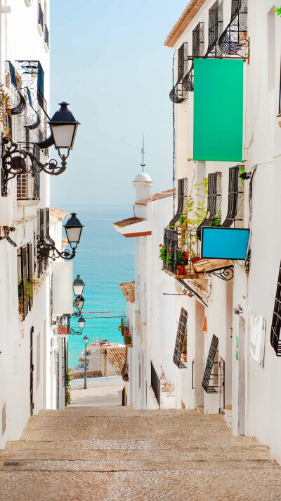 人生就像一次旅程，沿途会遇到各种风景，但最后我们都要回归。