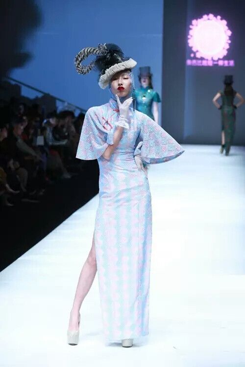 3月31日，梅赛德斯-奔驰中国国际时装周（2017/18AW）Sheguang Hu·胡社光时装发布会在751D·PARK 第一车间举行。本季最新设计系列以“像芭比娃娃一样生活”为主题，用非传统的面料设计来突破传统的旗袍，时尚与传统的碰撞；艺术与品德的结合；打造时尚中式芭比，菁禧无限。 