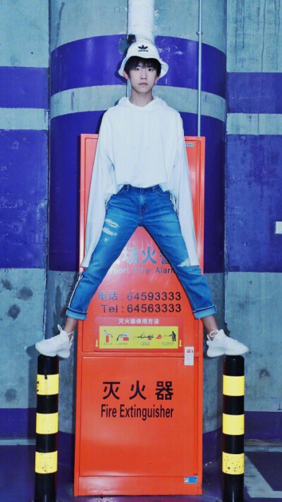 #易烊千玺 #TFBOYS 机场街拍 高清 帅气 时尚担当易烊千玺