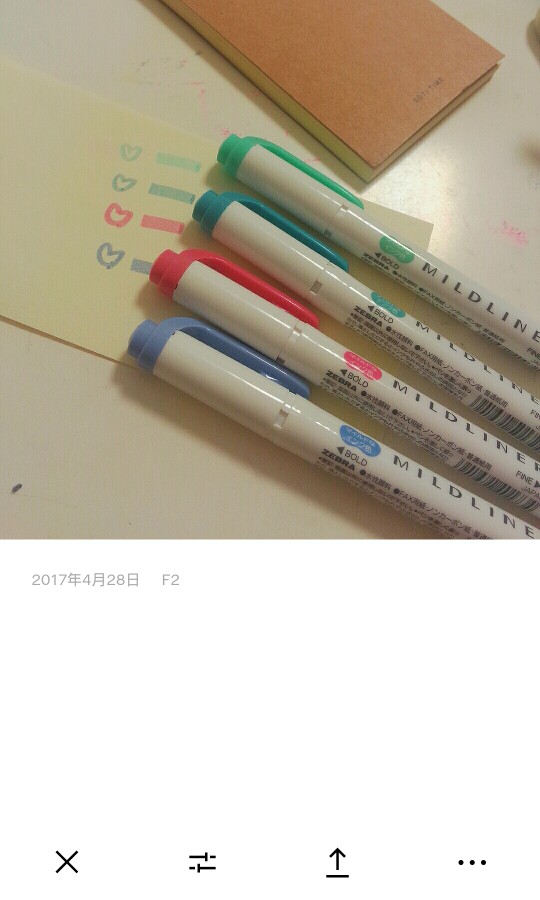 2017.4.29 00:39
ZEBRA的荧光笔 越来越心水斑马的东西了
从上往下
蓝绿色（其实就是淡青色让人一看上去就觉得很清新不是很扎眼荧光）兰色（这个颜色是哑光的蓝色温油的feel）珊瑚粉色（我更喜欢叫它玫瑰粉色就是和其他玫红色少了那么点妖艳多了那么点低调哈哈哈）烟灰蓝色（介于深蓝和紫色中的颜色很好看不负其名）我个人比较爱用哑光系列的 不喜欢笔记做得花花绿绿 很影响我的学习心情的(/ω＼)水印不是太深
可能会记错颜色反正安利一下啦
PS.app VSCO（我发誓我只用了一丢丢滤镜和原色色差很小的qwq）