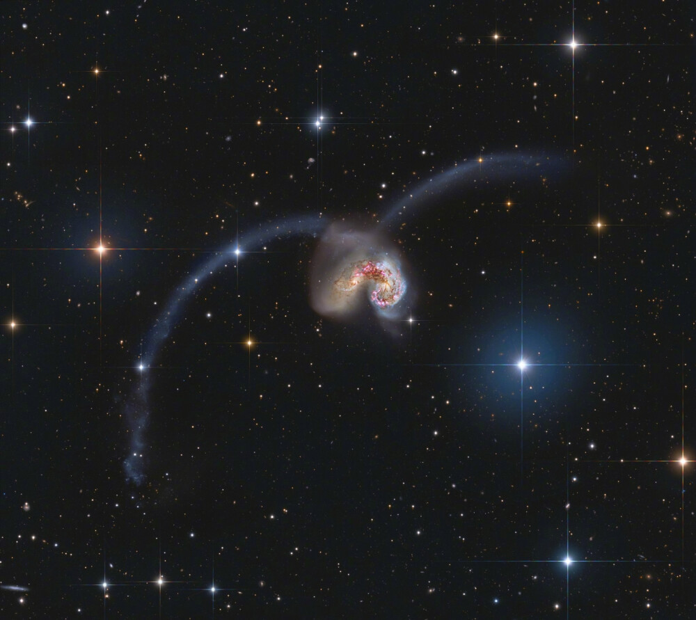 探索触须星系(Antennae
)，编录号分别为NGC 4038和NGC 4039，位于南天乌鸦座( constellation Corvus)的这两个巨大星系正发生碰撞，距离我们约6000万光年。 ​​​​