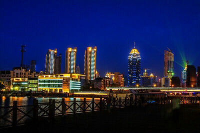 运河边看市中心夜景