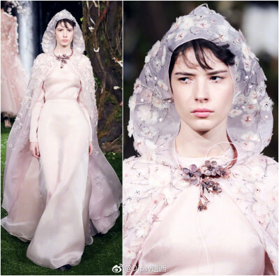 Dior把新设计师的首个高定系列带到了东京，在银座的“Jardin Japon日本花园”里，还献上了8款为岛国仙女们特别设计的“樱花高定”系列