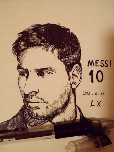 手绘梅西
里奥内尔·安德雷斯·梅西（Lionel Andrés Messi），出生于1987年6月24日，他是世界著名足球运动员之一，现任阿根廷国家队队长，阿根廷传奇球员绰号“小跳蚤”（形容其完美的一对一能力），亦是当今世界现役…