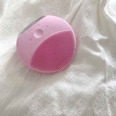 FOREO mini 2丨对种草这只洗脸仪的朋友 我只有一个字：买 每天洗完脸鼻头滑到忍不住一直摸