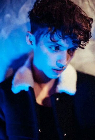 troye sivan 向戳爷美色低头
不调色会死星人
#头像#壁纸#存图舔颜
戳戳美颜盛世
壁纸
优美的分割线――――――――――――
看到自己搜集或制作的图片有受到喜爱我也就放心了，图片不多，喜欢就好。重点得听歌哦…