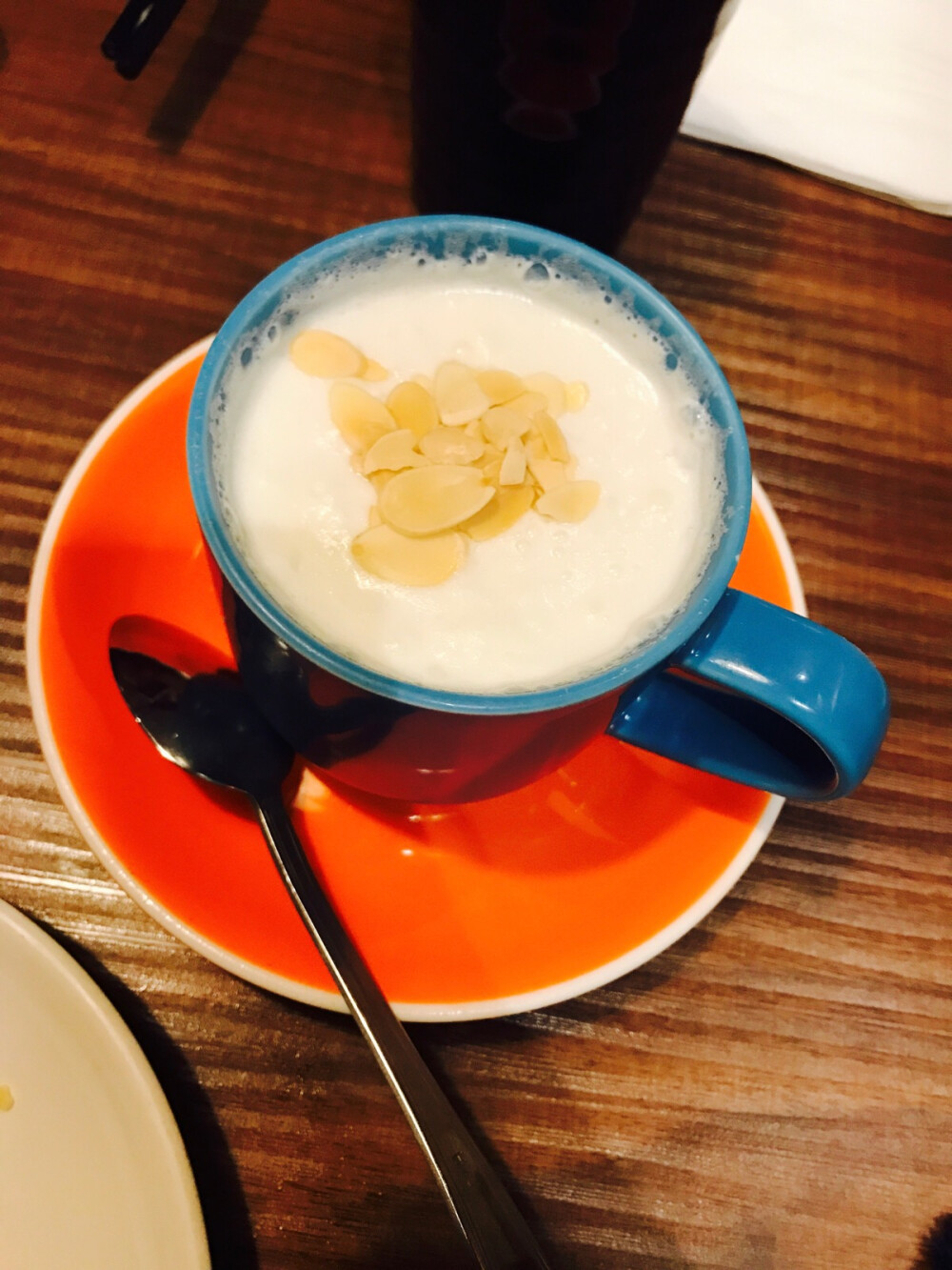 杏仁牛奶。新旺茶餐厅