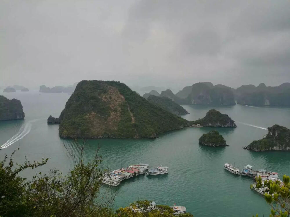 越南下龙湾，今年春节去的，碰巧天气不好