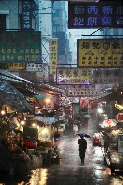 雨景的街市，步履匆匆的生活。（来源网络 侵删）