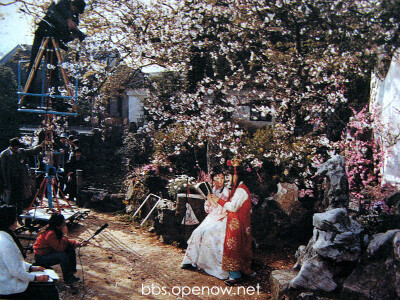 87版电视剧《红楼梦》片场照，“共读西厢”拍摄现场。