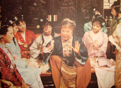 87版电视剧《红楼梦》剧照，贾母给孙辈们讲故事。