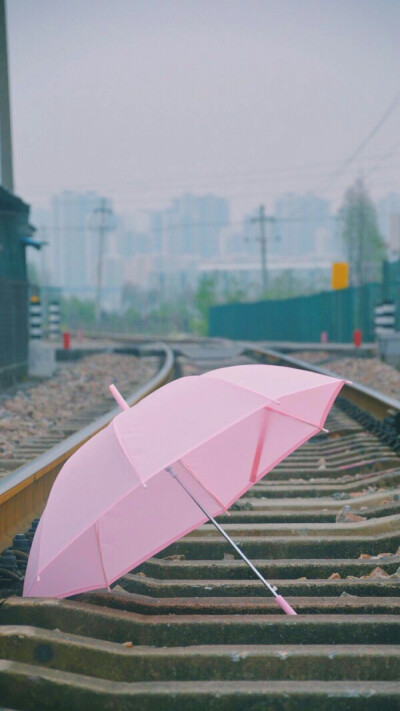火车轨道的雨伞