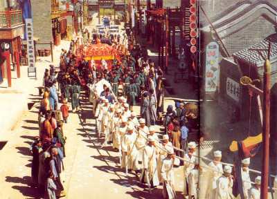 87版电视剧《红楼梦》剧照，秦可卿出殡。