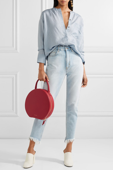 Mansur Gavriel 这款 “Circle” 手提包采用桶染皮悉心制成，其表面额外涂上一层保护层，完美地保存原有的浓郁红色调。带绒面革衬里的内部空间极为充裕，能够轻松收纳你的日常必需品，包括钱包、手机、钥匙、化妆品…