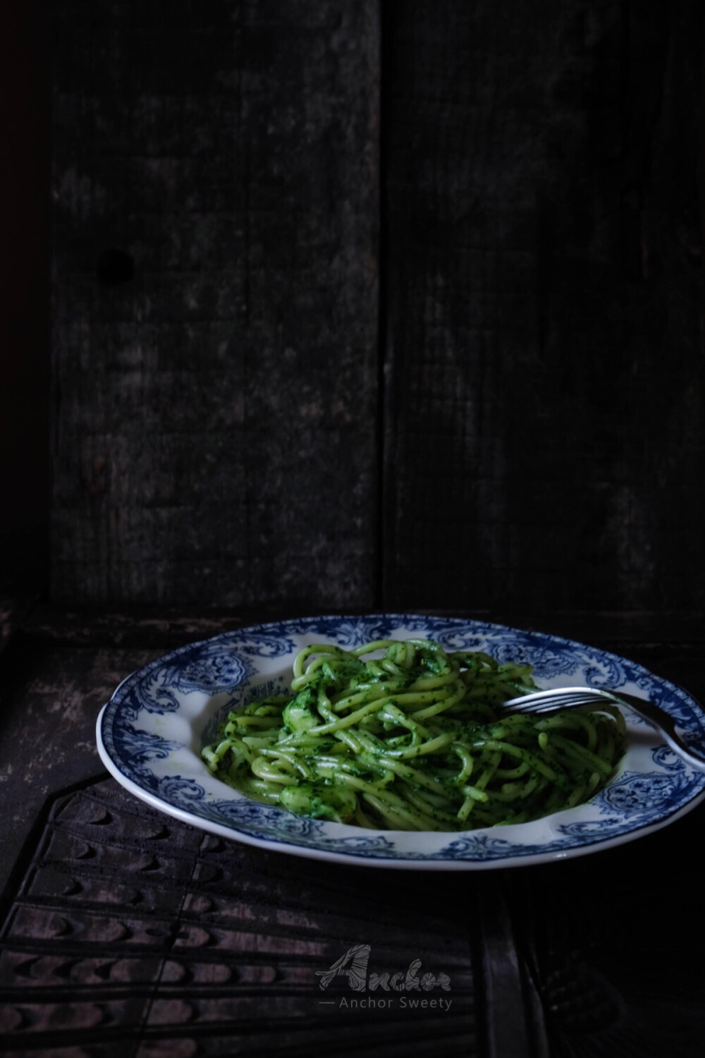 简单快手又美味的减肥餐之菠菜意面。
材料很简单，一人份意面放入加约2g盐的沸水中煮约8分钟。另起一锅，80g牛奶加入2瓣切碎的大蒜煮沸，加2g黑胡椒拌匀。80g菠菜叶加入料理机打碎，加入煮沸的牛奶中，小火煮约1分钟，加入煮好的意面，让意面裹上汤汁即可。
这么一顿饭，完全没有什么负担[嘻嘻]
话说3月不减肥，6月徒伤悲。5月的你离自己的目标还有多少距离？[坏笑]祝大家都能有个美美的夏季哈[太开心]