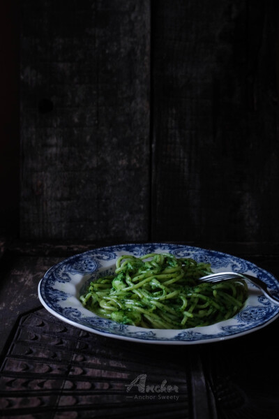 简单快手又美味的减肥餐之菠菜意面。
材料很简单，一人份意面放入加约2g盐的沸水中煮约8分钟。另起一锅，80g牛奶加入2瓣切碎的大蒜煮沸，加2g黑胡椒拌匀。80g菠菜叶加入料理机打碎，加入煮沸的牛奶中，小火煮约1分钟…