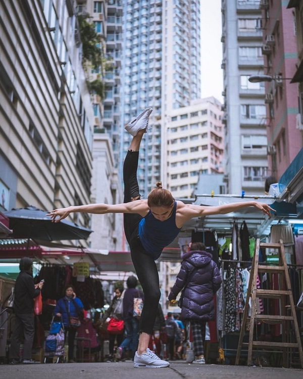 生活在香港这个步调快的城市，被高楼围绕之下，心头偶有烈日当空的困境。街道、行人、摊档仍在，多数的人却忽略了其实艺术无时无刻都围绕在我们四周。摄影师Omar Z Robles记录无数舞者在各国城市街道中翩翩起舞的身影，他在三月应香港旅游发展局Discover Hong Kong之邀来到香港，推广香港艺术月，为香港留下一系列舞者与城…