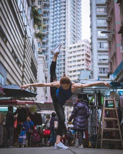 生活在香港这个步调快的城市，被高楼围绕之下，心头偶有烈日当空的困境。街道、行人、摊档仍在，多数的人却忽略了其实艺术无时无刻都围绕在我们四周。摄影师Omar Z Robles记录无数舞者在各国城市街道中翩翩起舞的身…