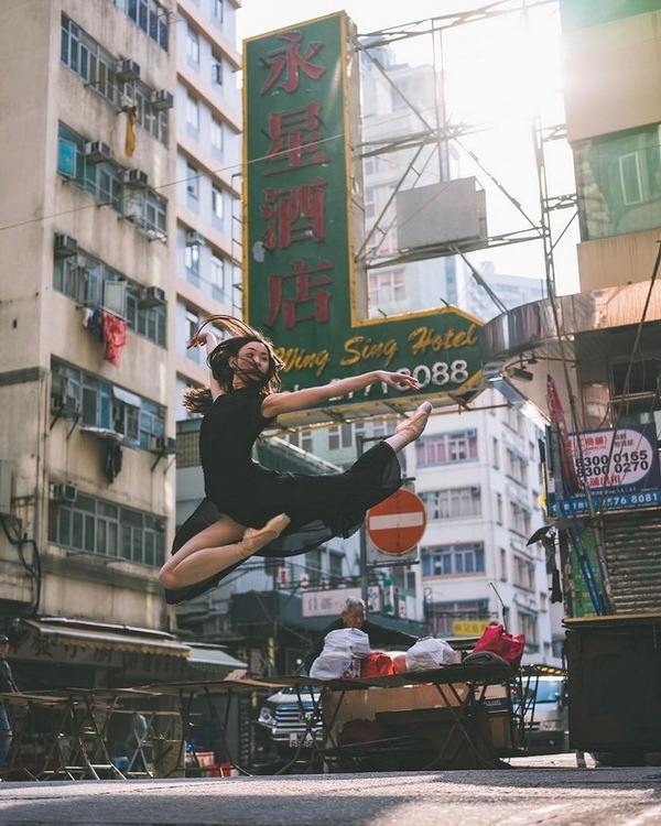 生活在香港这个步调快的城市，被高楼围绕之下，心头偶有烈日当空的困境。街道、行人、摊档仍在，多数的人却忽略了其实艺术无时无刻都围绕在我们四周。摄影师Omar Z Robles记录无数舞者在各国城市街道中翩翩起舞的身影，他在三月应香港旅游发展局Discover Hong Kong之邀来到香港，推广香港艺术月，为香港留下一系列舞者与城…