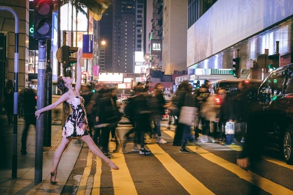 生活在香港这个步调快的城市，被高楼围绕之下，心头偶有烈日当空的困境。街道、行人、摊档仍在，多数的人却忽略了其实艺术无时无刻都围绕在我们四周。摄影师Omar Z Robles记录无数舞者在各国城市街道中翩翩起舞的身影，他在三月应香港旅游发展局Discover Hong Kong之邀来到香港，推广香港艺术月，为香港留下一系列舞者与城…