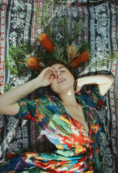 在Jessica Tremp的新作品《原子情境》系列(Atomic Occasions)中，摄影师试图通过突出沉溺在幻梦中的女子的面部感官，表现幻梦的发展、变幻与迸发。作品中的女子身着碎花图案的衣服，以花式繁碎、图案繁复的底布为背…